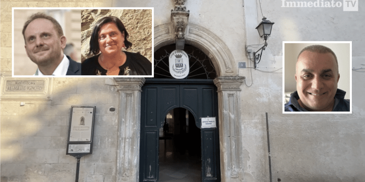 La Marca, Starace e Galli; sullo sfondo, il Comune di Manfredonia