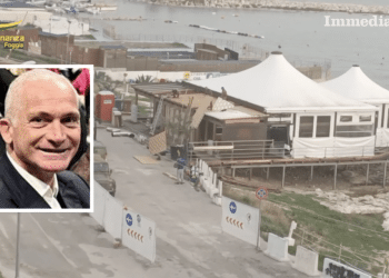 Gianni Rotice; sullo sfondo, il "Guarda che Luna"