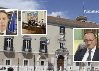Nobiletti, l'aula e De Leonardis; sullo sfondo, Palazzo Dogana