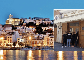 Lo staff di "Da Italo"; sullo sfondo, una veduta di Ibiza