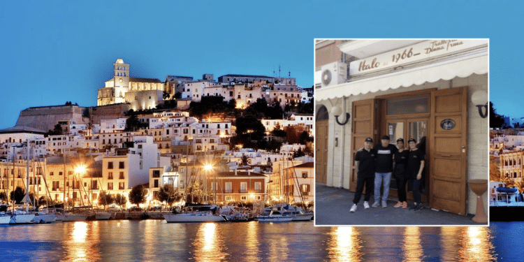 Lo staff di "Da Italo"; sullo sfondo, una veduta di Ibiza