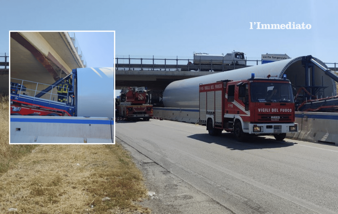 Pala eolica incastrata sotto un ponte, traffico in tilt sulla Statale 89 tra Foggia e Manfredonia Pala eolica incastrata sotto un ponte, traffico in tilt sulla Statale 89 tra Foggia e Manfredonia