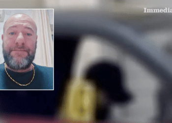 Giovanni detto "Gigi" Mastropasqua; sullo sfondo, l'uomo senza vita nella sua Smart