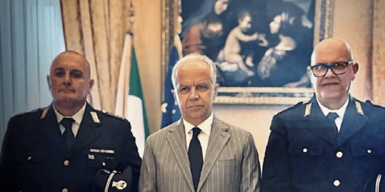 Il ministro Piantedosi con i poliziotti Lupoli e Cavallo