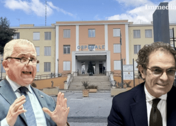 Giandiego Gatta e il dg Asl Antonio Nigri; sullo sfondo, l'ospedale San Camillo