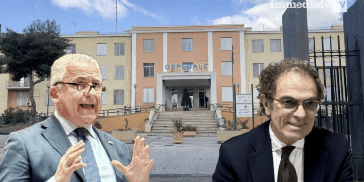 Giandiego Gatta e il dg Asl Antonio Nigri; sullo sfondo, l'ospedale San Camillo