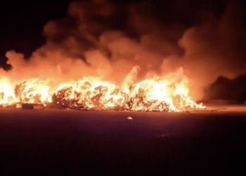 Le ecoballe in fiamme al Lido Bagni Romagna