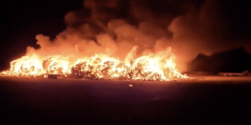Le ecoballe in fiamme al Lido Bagni Romagna