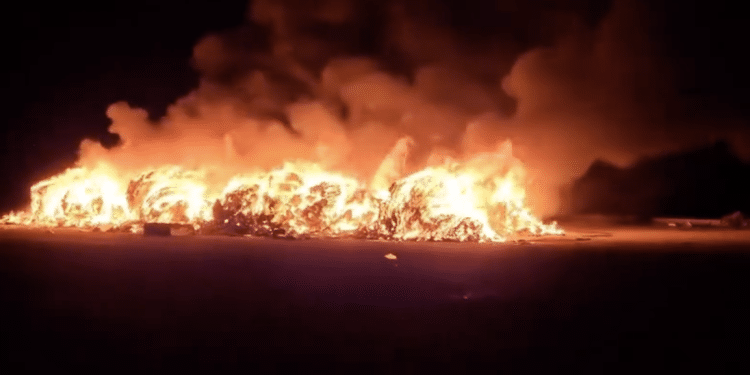 Le ecoballe in fiamme al Lido Bagni Romagna