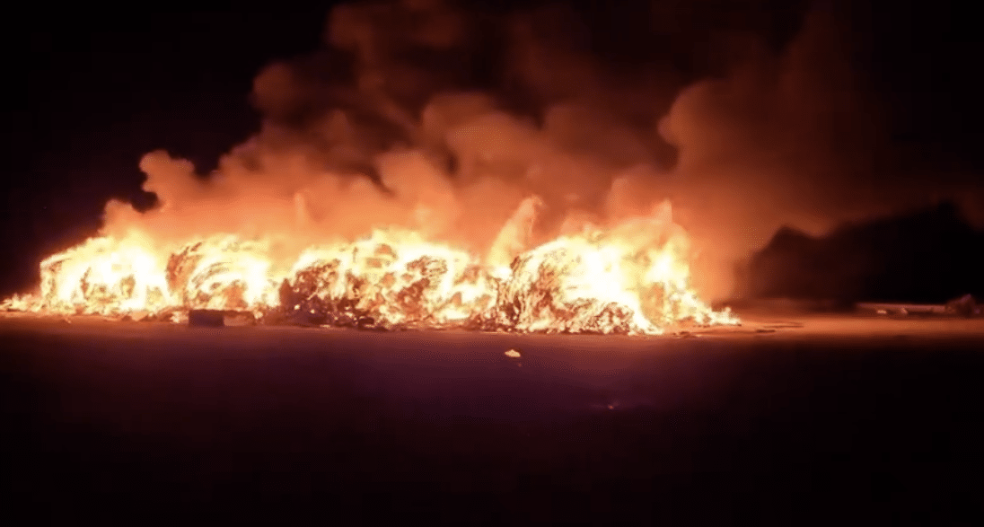 Le ecoballe in fiamme al Lido Bagni Romagna