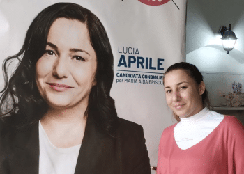 Maria Aprile con il manifesto elettorale della sorella Lucia