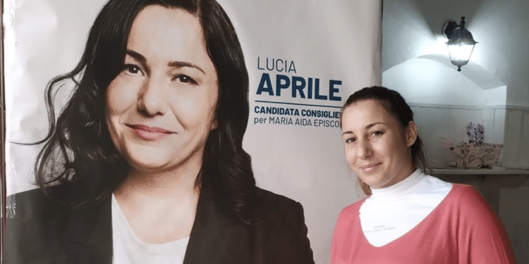 Maria Aprile con il manifesto elettorale della sorella Lucia
