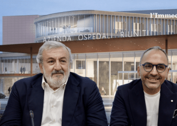Emiliano e Piemontese; sullo sfondo, il progetto del monoblocco