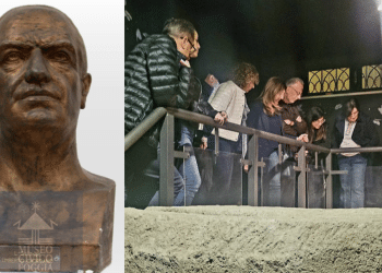 Busto Umberto Giordano e, a destra, alcuni visitatori al museo
