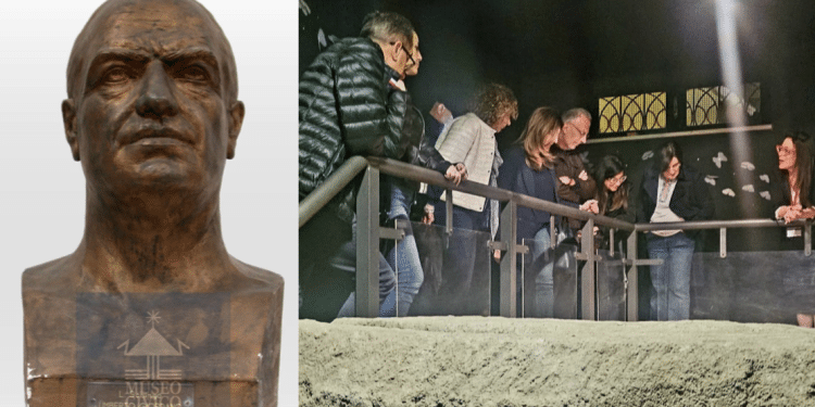 Busto Umberto Giordano e, a destra, alcuni visitatori al museo