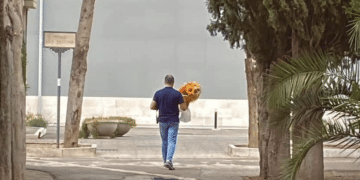 Giuseppe Monopoli porta i fiori sulla tomba del figlio Donato