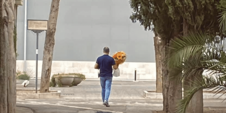 Giuseppe Monopoli porta i fiori sulla tomba del figlio Donato