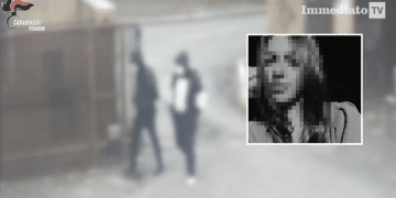 Valentina Consalvo e un momento della rapina nel video dei carabinieri