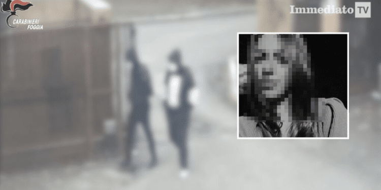 Valentina Consalvo e un momento della rapina nel video dei carabinieri