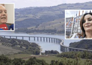 La Pietra e Fanelli; sullo sfondo, il Liscione