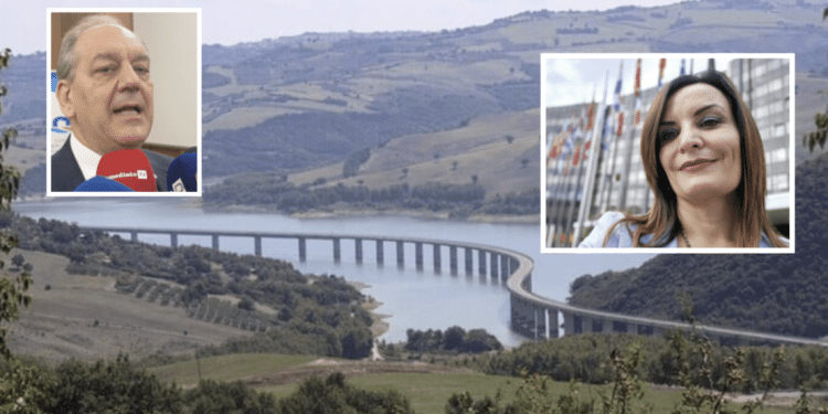 La Pietra e Fanelli; sullo sfondo, il Liscione