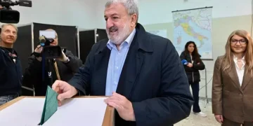 Emiliano vota per le Regionali 2025 Puglia