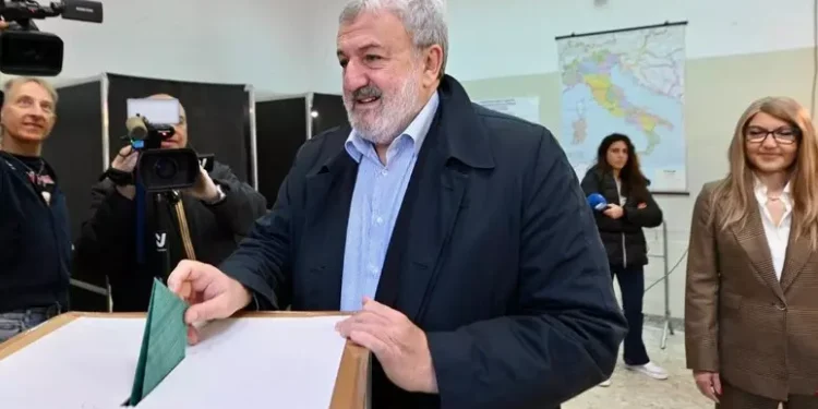 Emiliano vota per le Regionali 2025 Puglia