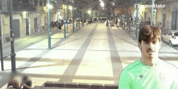 piazza mercato; in primo piano, Andrea Tigre