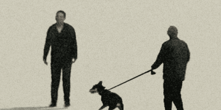 La locandina ritraente la ricostruzione della scena di Mario Nero con il cane mentre incrocia uno dei killer di Panunzio
