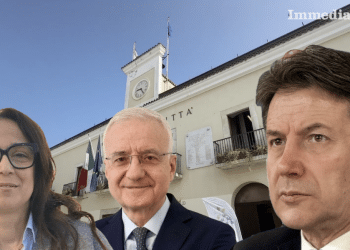 Fiore, Siena e Conte; sullo sfondo, il Comune di San Giovanni Rotondo