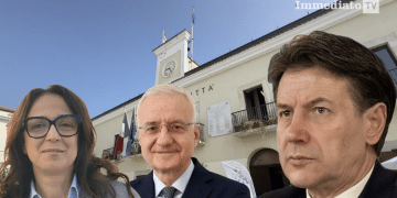 Fiore, Siena e Conte; sullo sfondo, il Comune di San Giovanni Rotondo