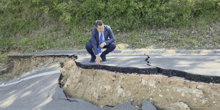 Salvini sul luogo della frana