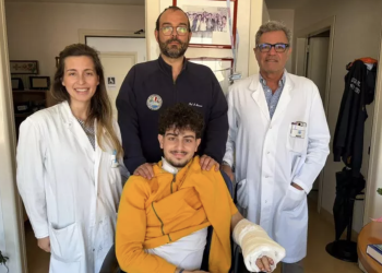 Ragazzo di 18 anni con equipe medica del Policlinico di Bari dopo intervento di microchirurgia alla mano