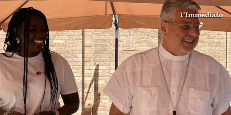 Khady Sene con il vescovo Ferretti